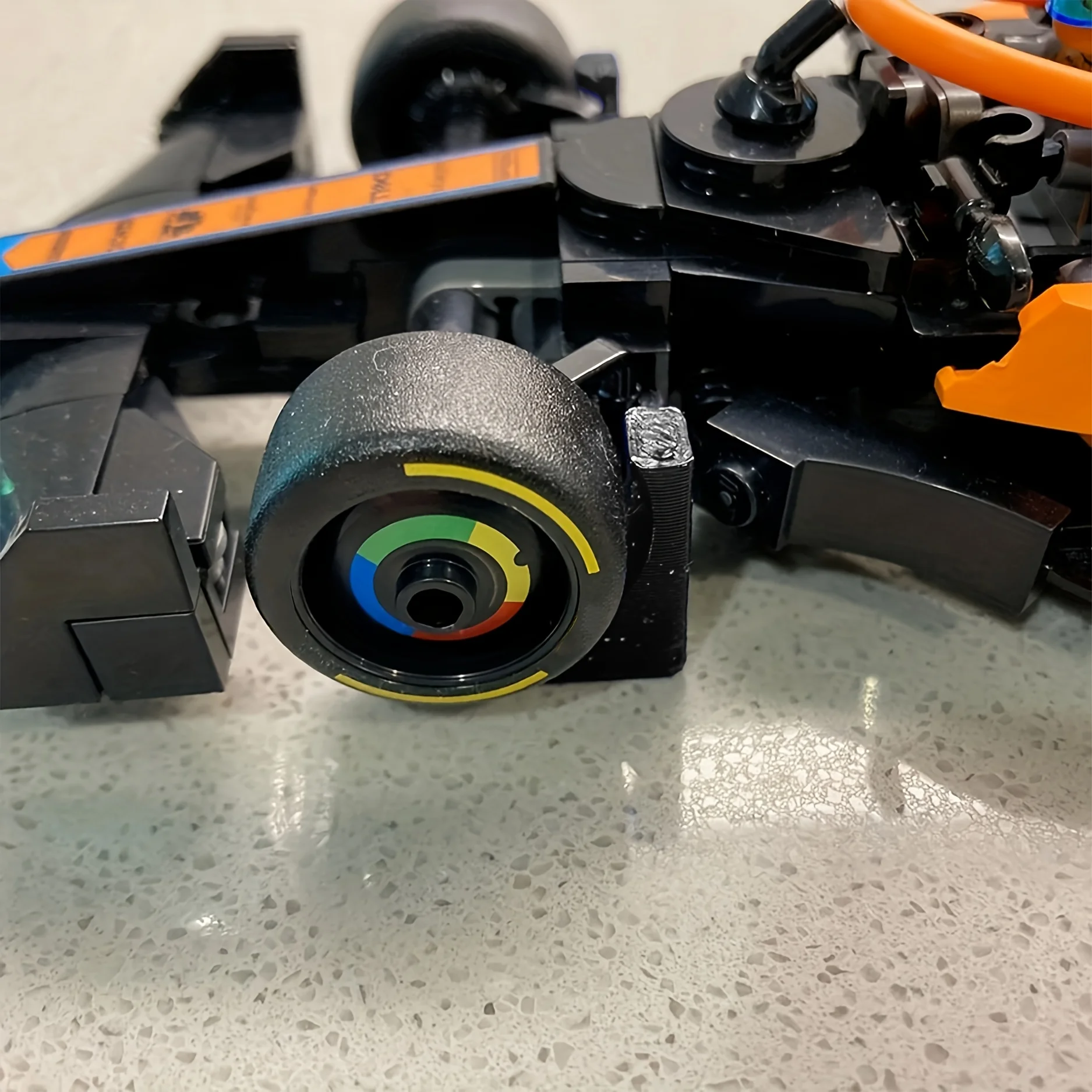 4個入り、壁掛け式のカーモデル展示スタンド。F1スピードチャ - Victor Racket Jetspeed のレビューと価格